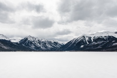 在白天的水域附近的山峰
